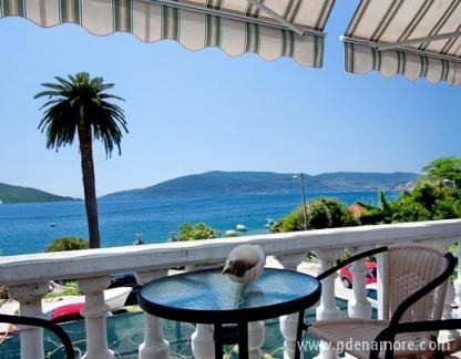 Apartmani Tre Sorelle, Privatunterkunft im Ort Kumbor, Montenegro - pogled sa terase