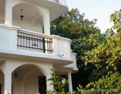 Vila MOND, частни квартири в града Sutomore, Черна Гора