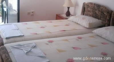 Apartmani Radulovic, Privatunterkunft im Ort Djenović, Montenegro