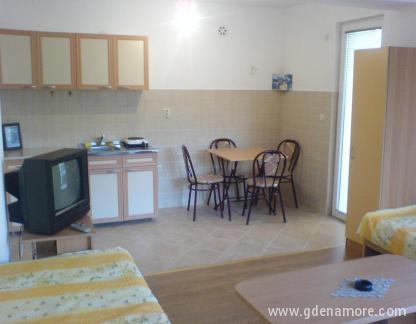Iznajmljuju se apartmani i sobe turistima u centru Ohrida, Privatunterkunft im Ort Ohrid, Mazedonien