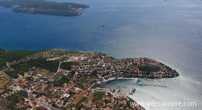 Ferienhaus mit 3 Appartements, 50m vom meer, Privatunterkunft im Ort Seget Vranjica, Kroatien