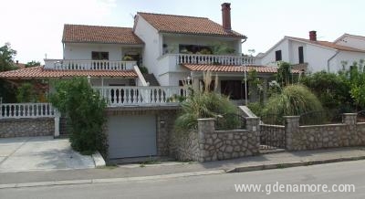 Veliki lijepo uređeni apartmani 300 m od mora, Privatunterkunft im Ort KRK-Njivice, Kroatien