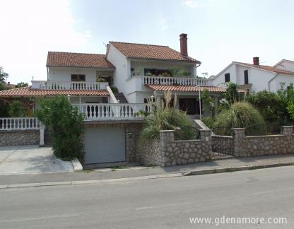 Veliki lijepo uređeni apartmani 300 m od mora, alloggi privati a KRK-Njivice, Croazia