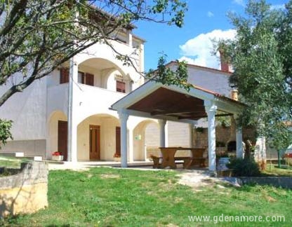 Savr&scaron;eno mjesto za odmor i opu&scaron;tanje!, private accommodation in city Vinkuran, Medulin, Croatia - Pogled na apartmane i sjenicu