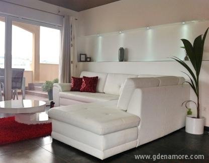 Moderan apartman blizu mora + besplatan izlet brodom, частни квартири в града Okrug Gornji, Хърватия