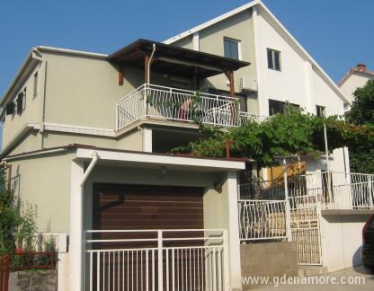 Apartmani Vje&scaron;tica, Privatunterkunft im Ort Radovići, Montenegro - kuca