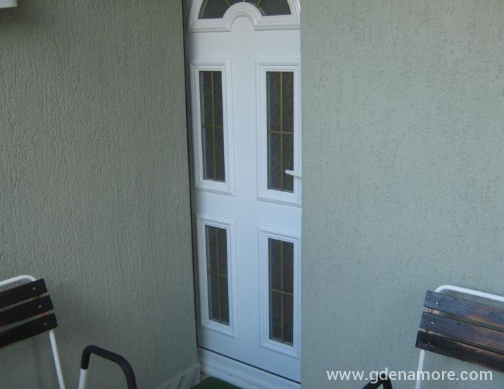 Apartman 1, prizemlje, ima poseban ulaz. Cine ga d