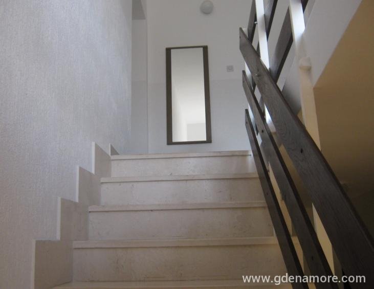 Apartman 2, ulaz
