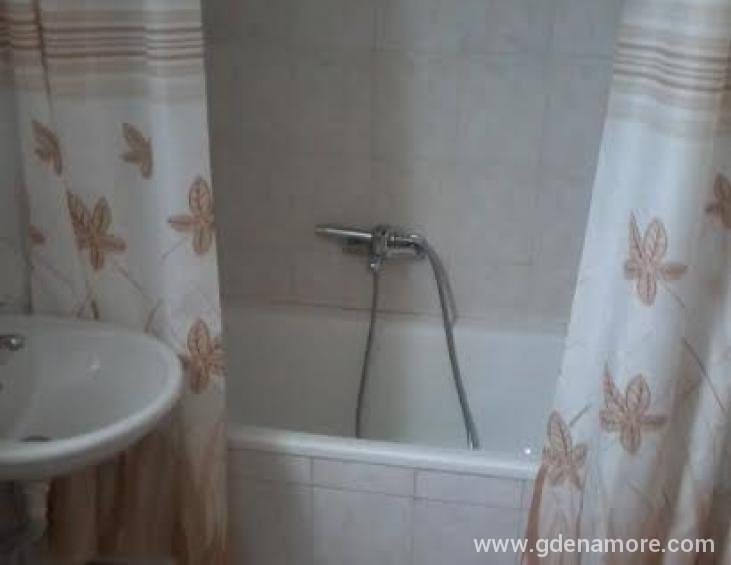 Kupatilo sa kadom i tušem,stalno topla voda iz boj