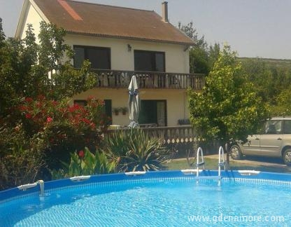 sobe i apartmani, Privatunterkunft im Ort Radovići, Montenegro - Kuca sa prednje strane