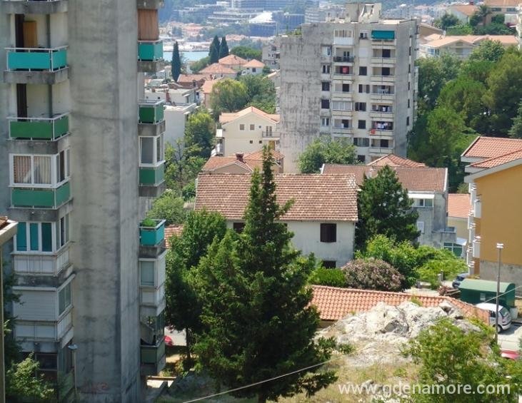 garsonjera pogled s terase