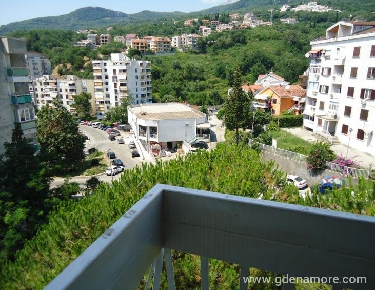 garsonjera pogled s terase