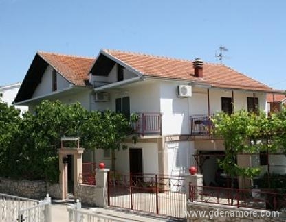 VODICE -WILLA SARAJEVO***-IZNAJMLJIVANJE APARTMANA, Privatunterkunft im Ort Vodice, Kroatien