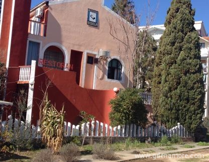 STUDIO-APARTMANI i SOBE. &quot;GASO&quot;, Privatunterkunft im Ort Bijela, Montenegro
