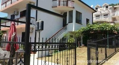 LANIKO, Privatunterkunft im Ort Baošići, Montenegro