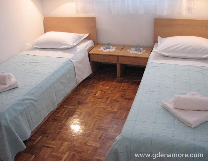 Bedroom. / Spavaća soba.