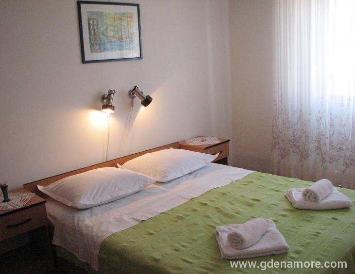 Bedroom. / Spavaća soba.