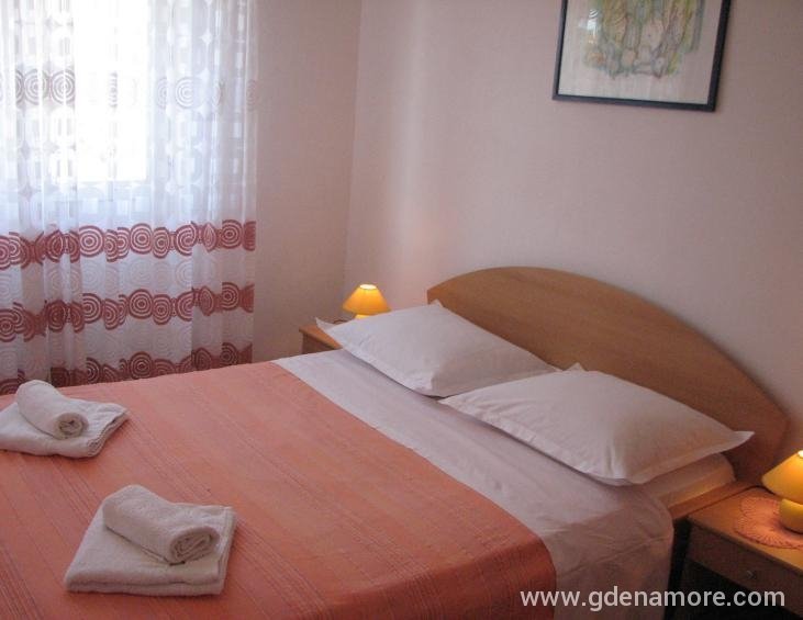 Bedroom. / Spavaća soba.