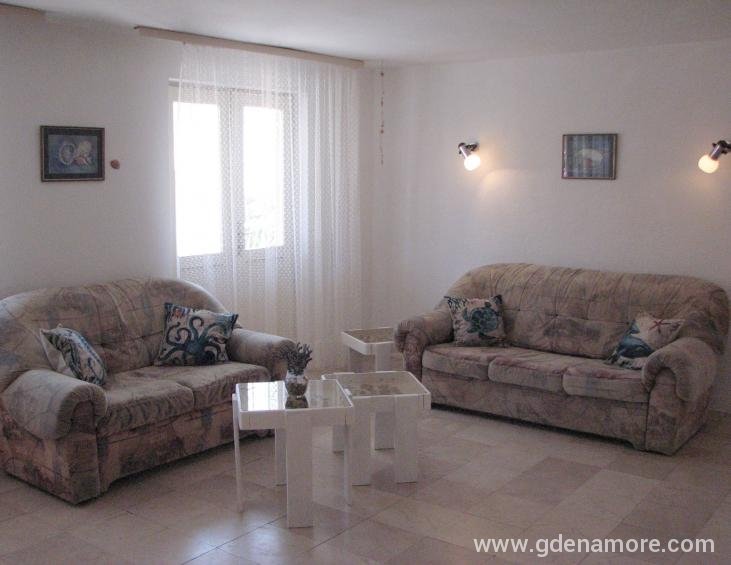Living room. / Dnevni boravak.