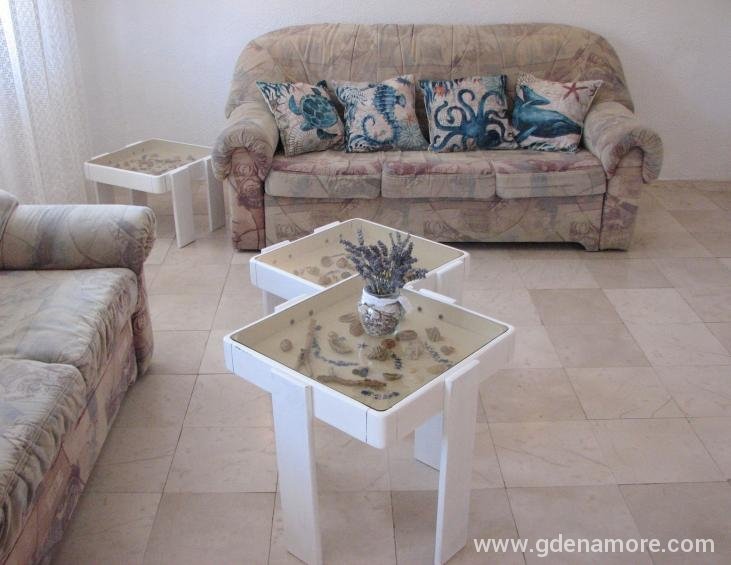 Living room. / Dnevni boravak.