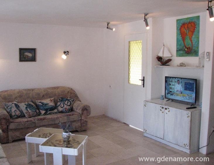 Living room. / Dnevni boravak.