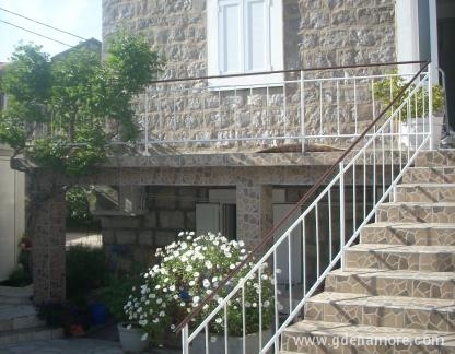 Kuća Pavlović, logement privé à Radovići, Monténégro - Dvorište