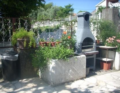 Kuća Pavlović, private accommodation in city Radovići, Montenegro - Roštilj u dvorištu