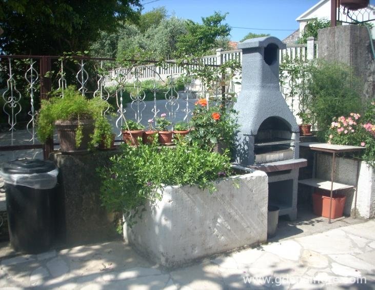Roštilj u dvorištu