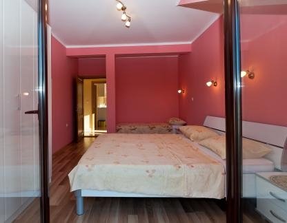 Apartmani Trojanović, Privatunterkunft im Ort Tivat, Montenegro - Spavaca soba