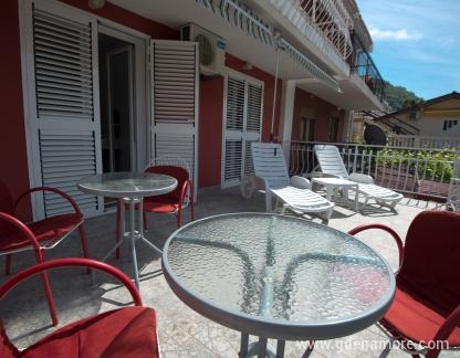 APARTMANI KOPITOVIC, частни квартири в града Petrovac, Черна Гора