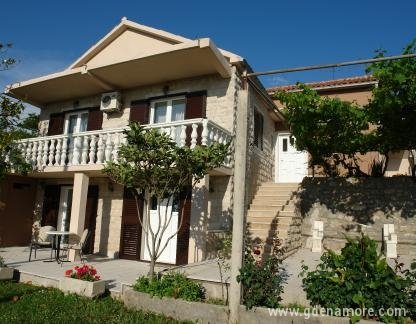 R&B Apartments, privatni smeštaj u mestu Budva, Crna Gora - Dvoriste