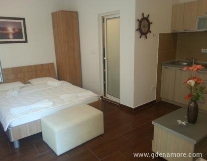 Aura Apartmani, частни квартири в града Rafailovići, Черна Гора