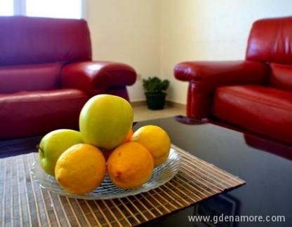 Apartmani Zgradic, частни квартири в града Sutomore, Черна Гора