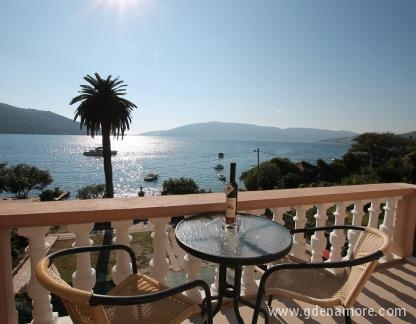 Apartmani Tre Sorelle, Magán szállás a községben Kumbor, Montenegró - A-2 pogled sa balkona
