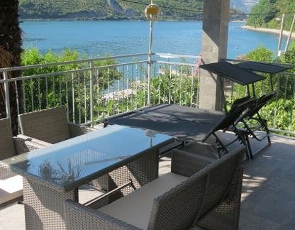 Vila Kraljevic, privatni smeštaj u mestu Lepetane, Crna Gora - terasa