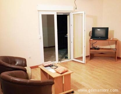 Apartmani i Sobe u Baru na 50m od mora!, alloggi privati a Sutomore, Montenegro