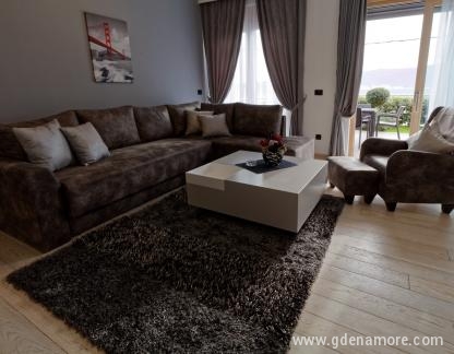 Jelena vile&apartmani, частни квартири в града Tivat, Черна Гора