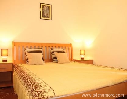 Apartmani Fanfani, Privatunterkunft im Ort Baošići, Montenegro - Apartman Prizemlje