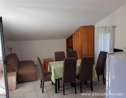 Apartments Gregovic M&M, Privatunterkunft im Ort Petrovac, Montenegro - dnevna soba