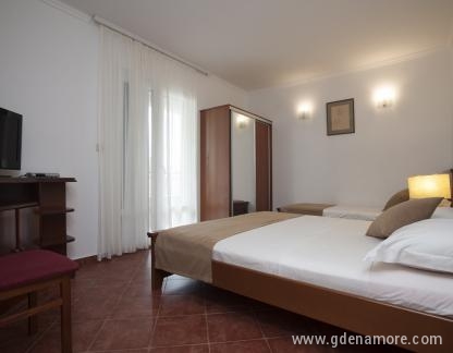 Guest House Medin , alloggi privati a Petrovac, Montenegro