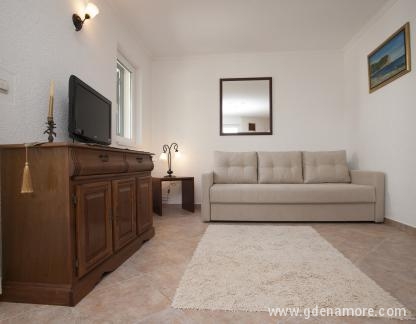 Guest House Medin , alloggi privati a Petrovac, Montenegro
