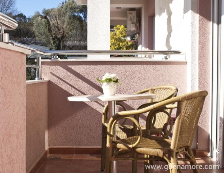 balkon sa pogledom na more