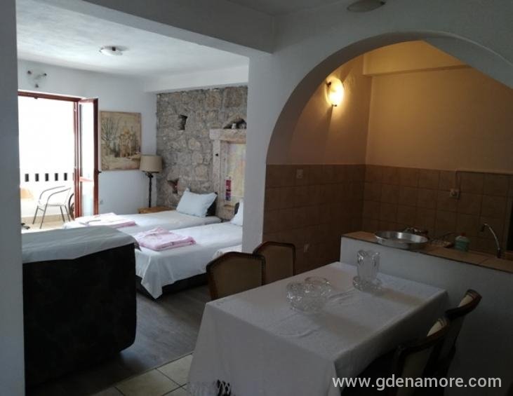 Apartman sa pet ležaja