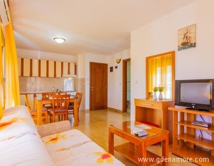 Apartmani Villa MIlica, Частный сектор жилья Дженовичи, Черногория - dnevni boravak