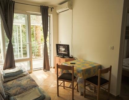 Apartmani Kastel, частни квартири в града Igalo, Черна Гора - Dnevna soba