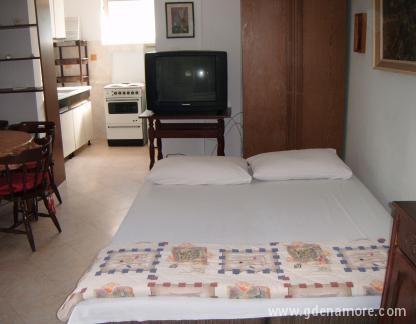 APARTMANI ČINČI, Privatunterkunft im Ort Tivat, Montenegro