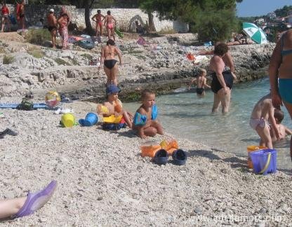 Apartmani Meri, Privatunterkunft im Ort Okrug Gornji, Kroatien - plaža