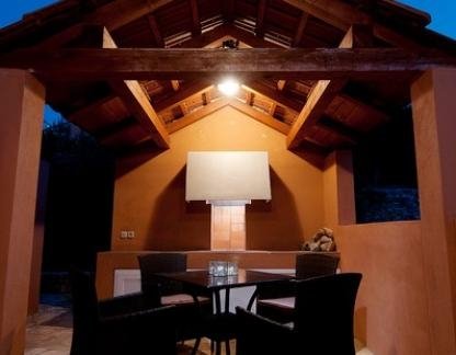 Apartman Maestral, Частный сектор жилья Сутиван, Хорватия - Fireplace