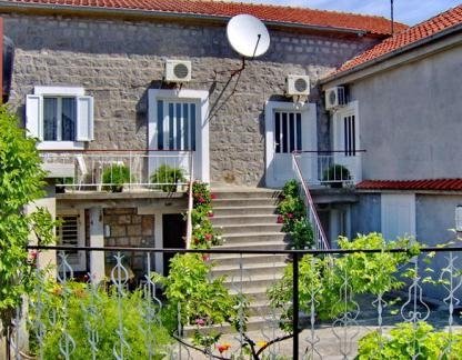 Kuća Pavlović, alloggi privati a Radovići, Montenegro - Pogled na dvori&scaron;te