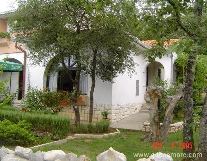 Apartmani Barbara, Privatunterkunft im Ort Krk Pinezići, Kroatien - Kuća sa 4 apartmana